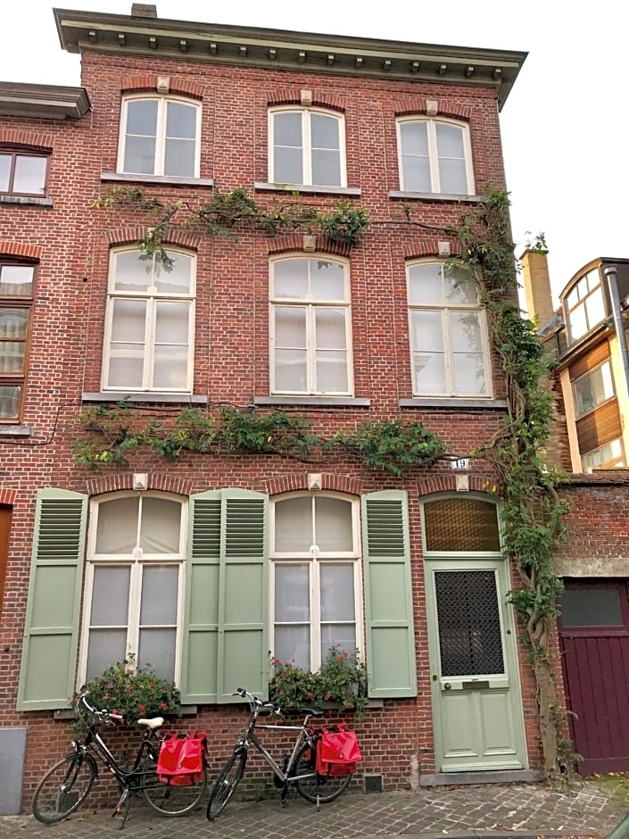 B&B West