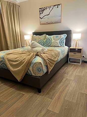 Spacious 5 bed opposite IGA & Golf Course