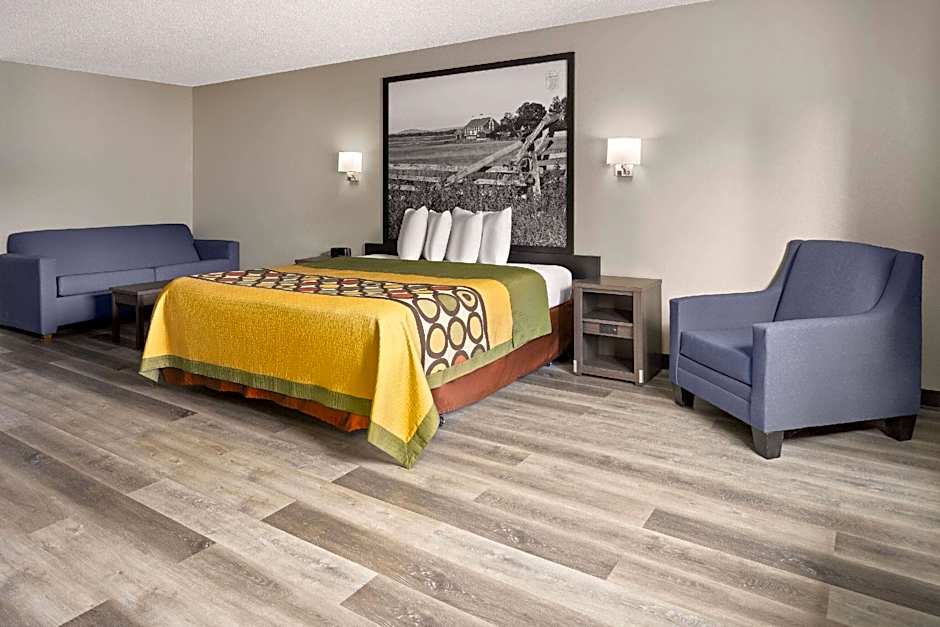 Super 8 by Wyndham Burnham/Lewistown