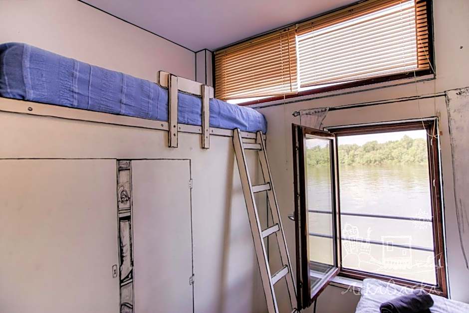 ArkaBarka Floating Hostel