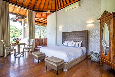 King Suite with Balcony & Lake View