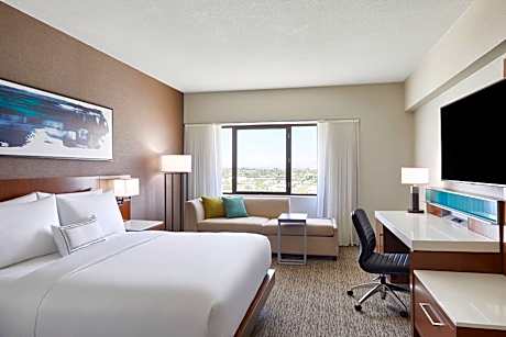 King Room with Roll-In Shower - Mobility and Hearing Accessible