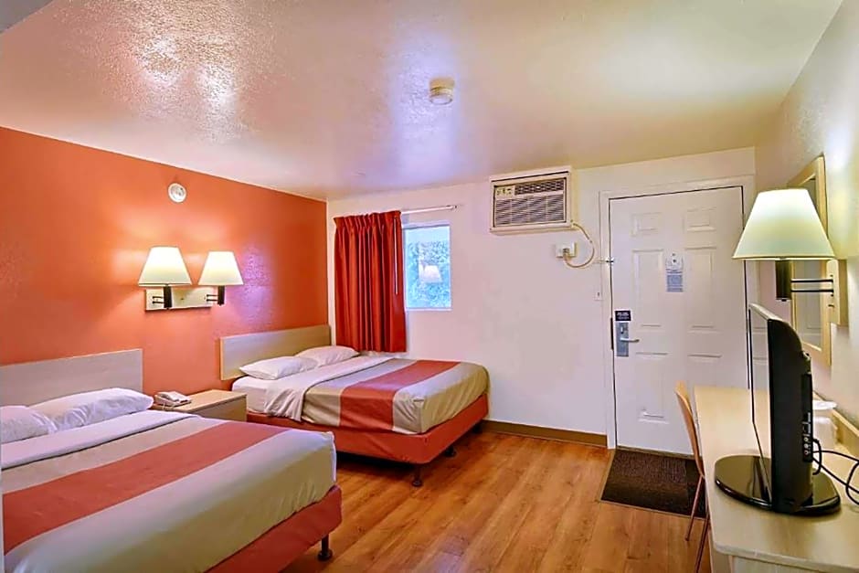 Travelodge by Wyndham Brattleboro VT