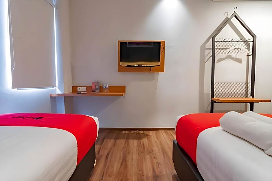 RedDoorz Plus @ Doorman Guest House