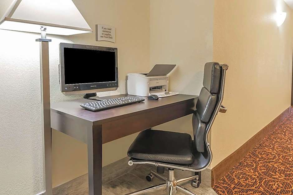 Quality Inn & Suites Pittsburgh Harmarville