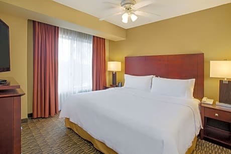 1 KING MOBILITY ACCESSIBLE BATHTUB SUITE NSMK