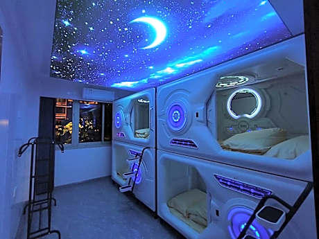 air hostel capsules airport