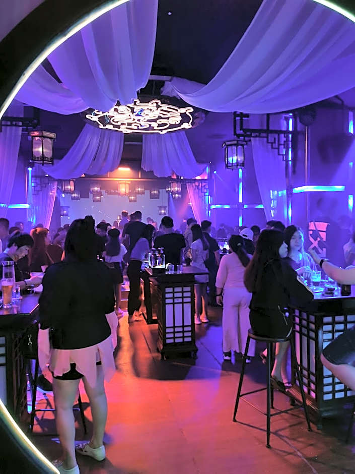 REVO at AURORA PLACE, Pavilion 2, 5 Minutes To AXIATA ARENA BUKIT JALIL FREE WIFI by De Harlequins Guesthouse