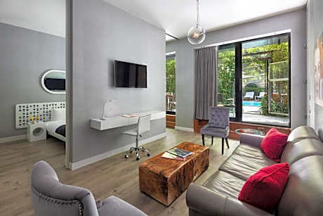 Platinum King Suite with Pool Access