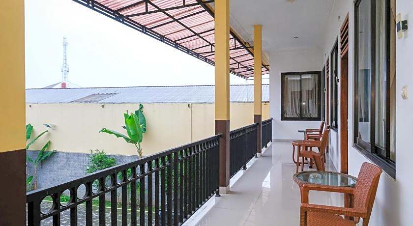 RedDoorz near Alun Alun Wonosobo