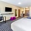 La Quinta Inn & Suites by Wyndham San Antonio Alamo City