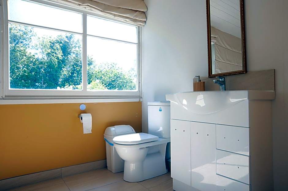 Lowena Cafe and Accommodation