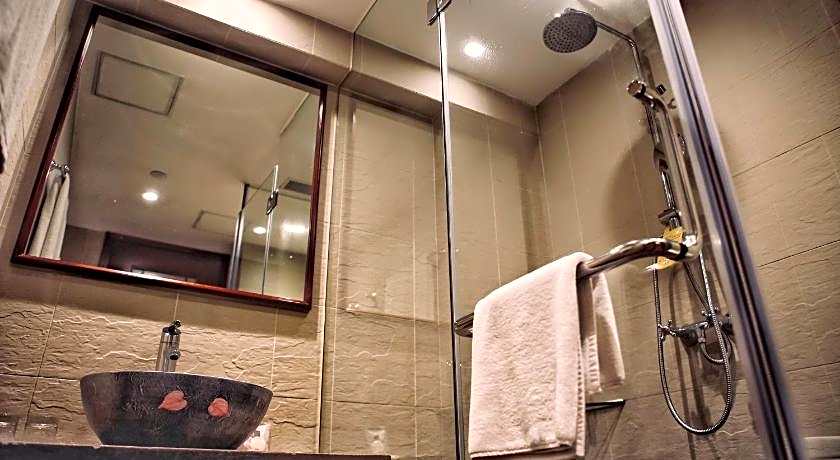 Butterfly on Wellington, Central