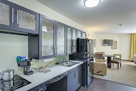 1 Queen Studio Ste Comm Mobil Access Tub