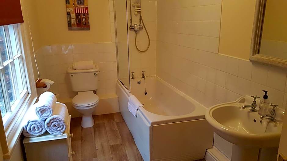 Lil's On The Waterfront