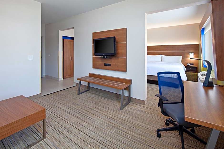 Holiday Inn Express and Suites Tulare By IHG