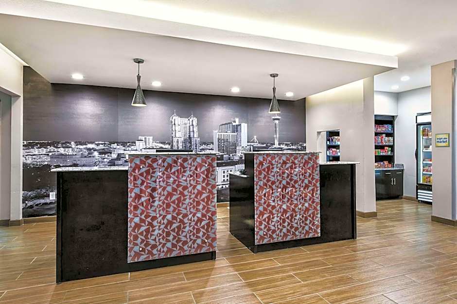 La Quinta Inn & Suites by Wyndham San Antonio by AT&T Center