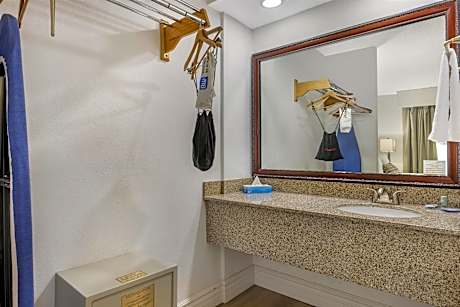 Accessibility - No Pets Allowed, 1 Queen Bed Suite W/kitchen And Sofa Bed, Accessible By Stairs