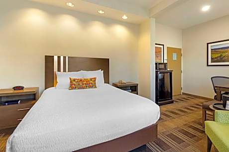 1 Queen Bed Non-Smoking Microwave Fridge Wi-Fi Full Breakfast