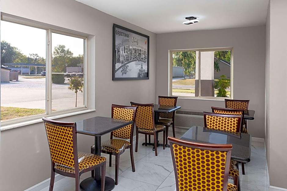 Super 8 by Wyndham Olney