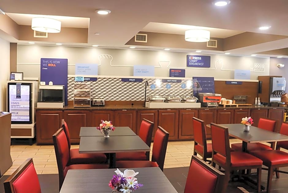 Holiday Inn Express Cedar Rapids - Collins Road By IHG