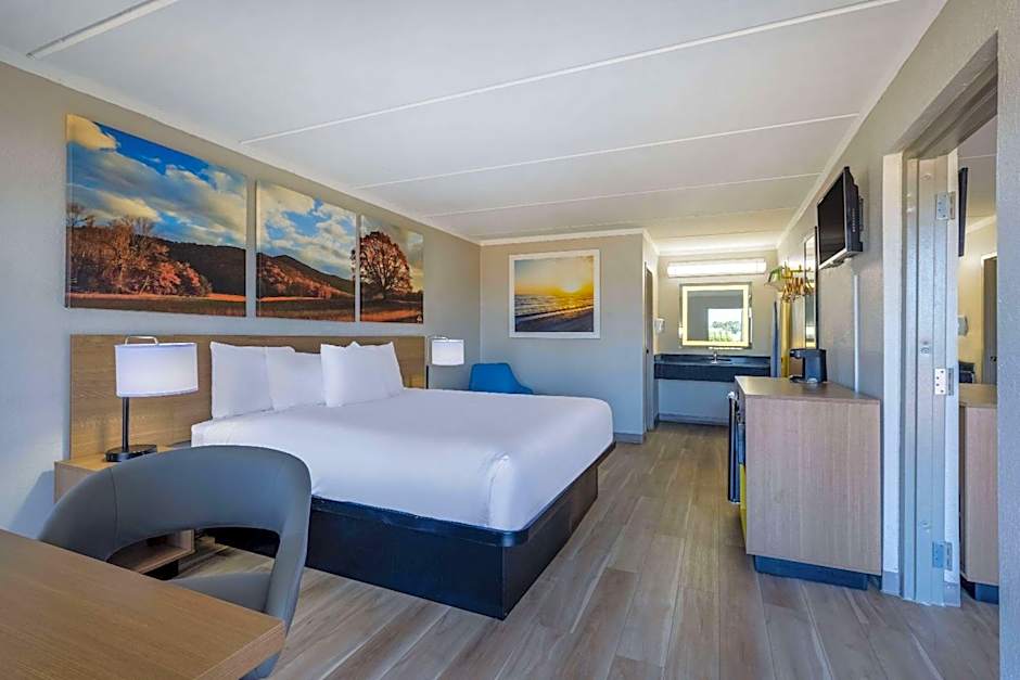 Days Inn & Suites by Wyndham Fayetteville NW Ft Bragg