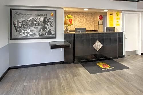 Super 8 by Wyndham Naples