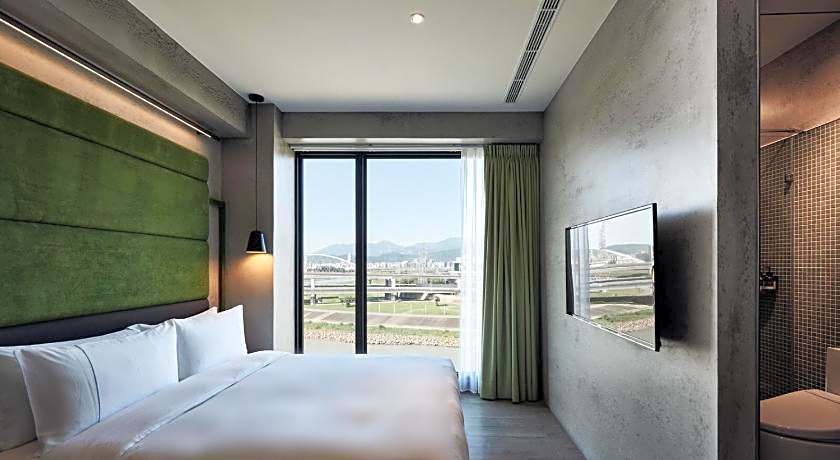 Bouti Waterfront Hotel