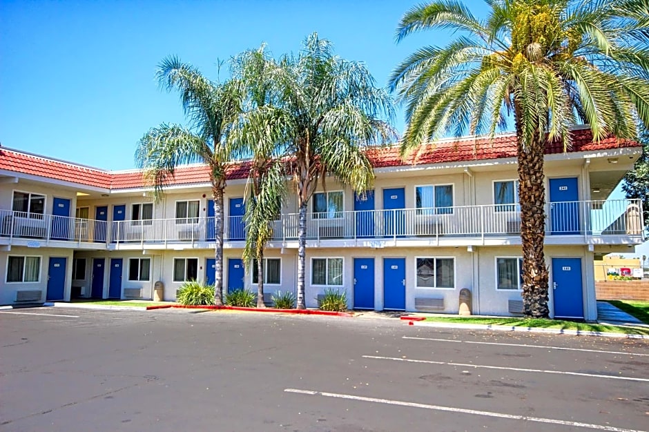 Motel 6 Fresno Blackstone South – Fresno, CA