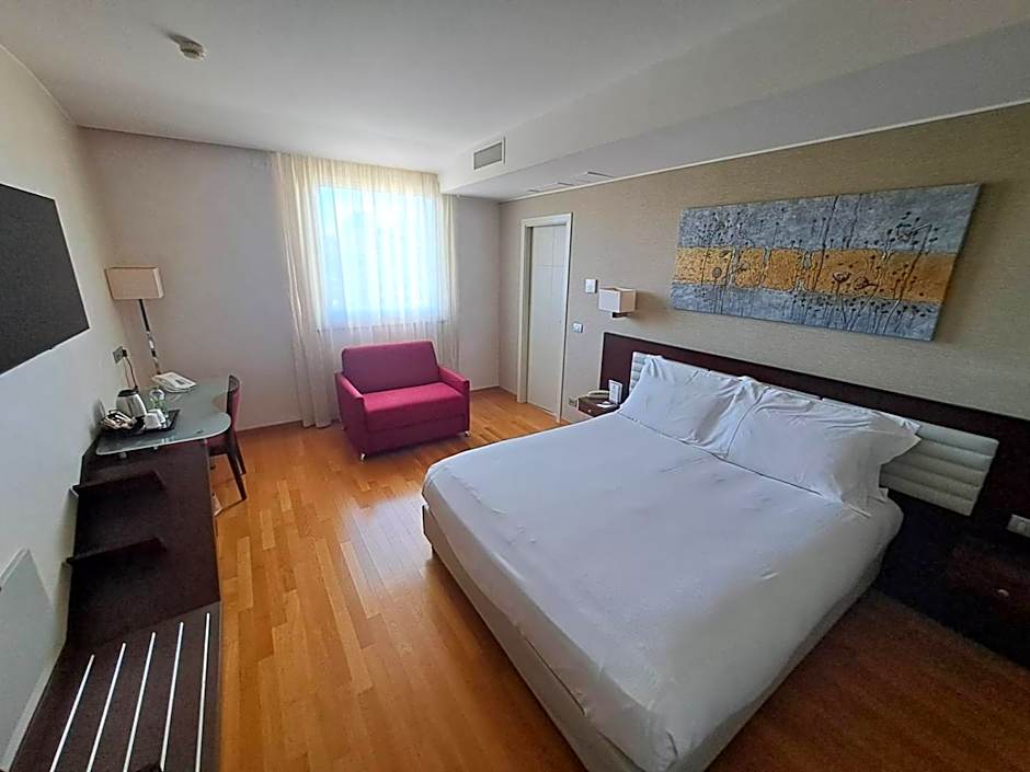 Breaking Business Hotel