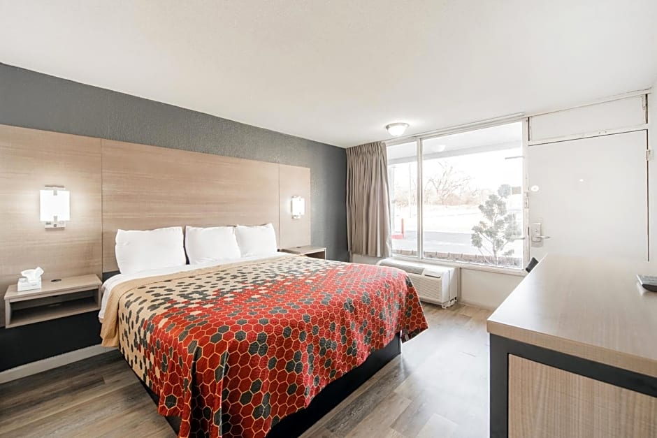 Econo Lodge Inn & Suites Bricktown