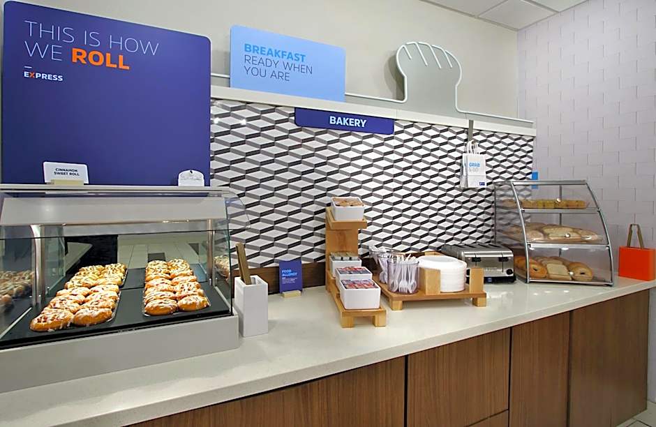 Holiday Inn Express & Suites Columbus North By IHG