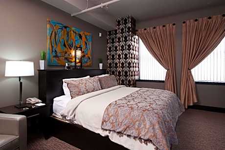 King Room with Fireplace - Accessible/Non-Smoking