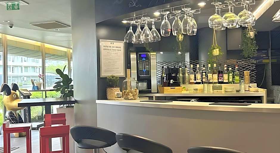 Standing Hotel Suites by Actisource