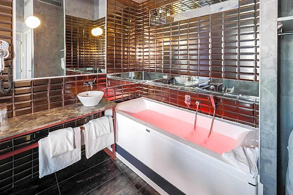 Apostrophe Hotel