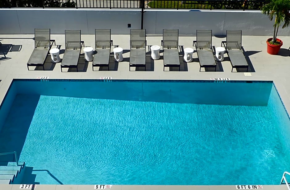 GLō Best Western Ft. Lauderdale-Hollywood Airport Hotel