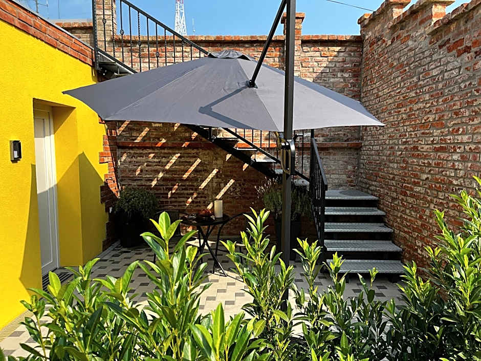 La Luna Petite Suite Deluxe Apartment with Pool & Jacuzzi, Bikes and Covered Parking