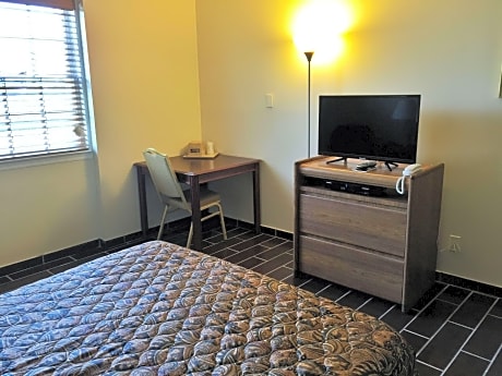 One Queen Bed Non Smoking Room