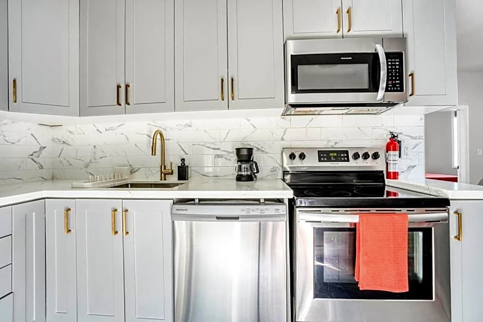 Chic Mid-Century Flat Downtown