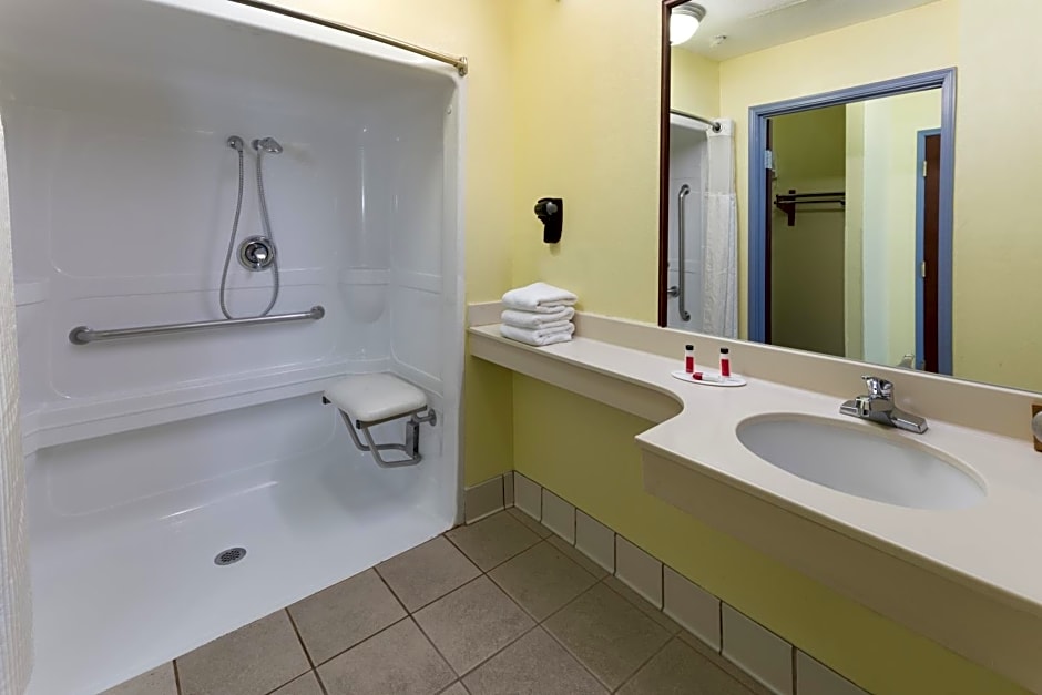 Days Inn & Suites by Wyndham Union City