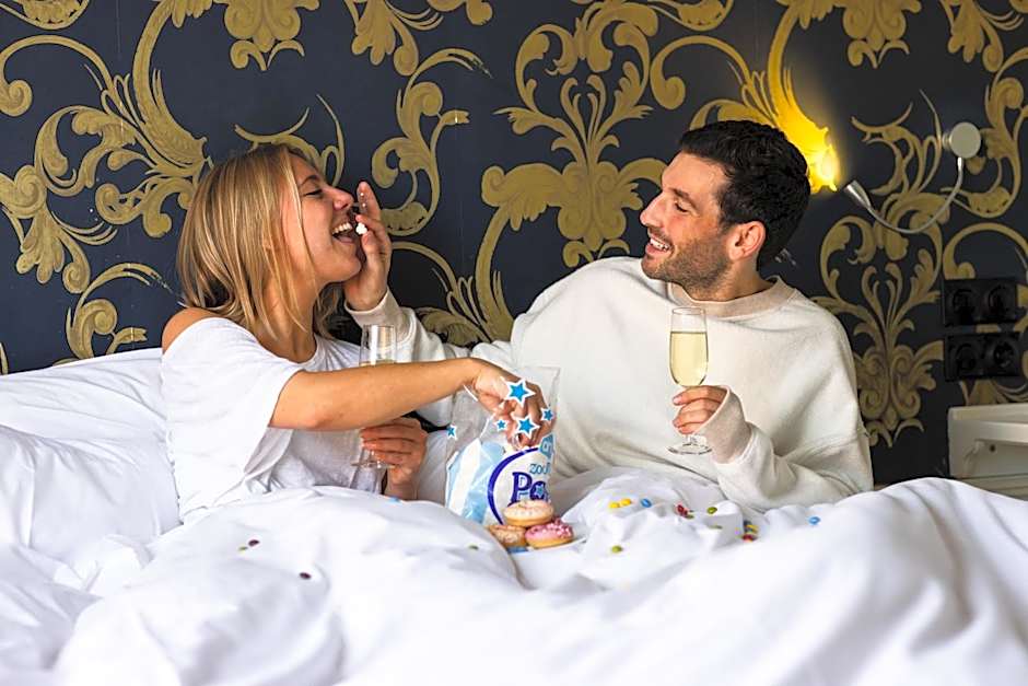 Amsterdam Canal Hotel