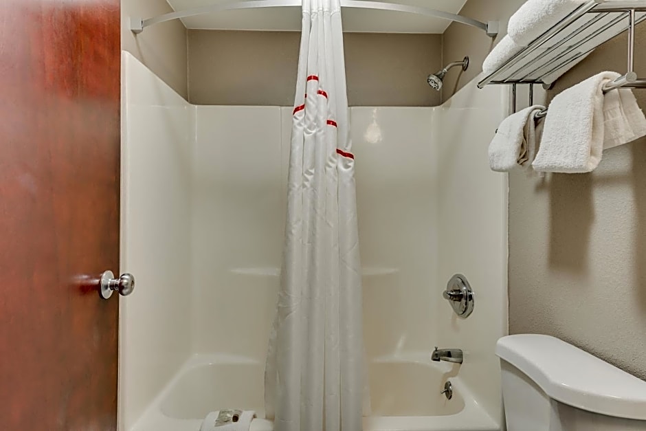 Red Roof Inn & Suites Newport - Middletown, RI