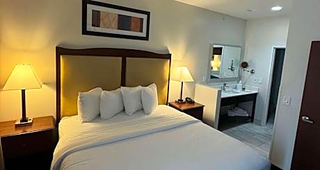 King Suite with Walk-In Shower and Full Kitchen - Disability/Non-Smoking