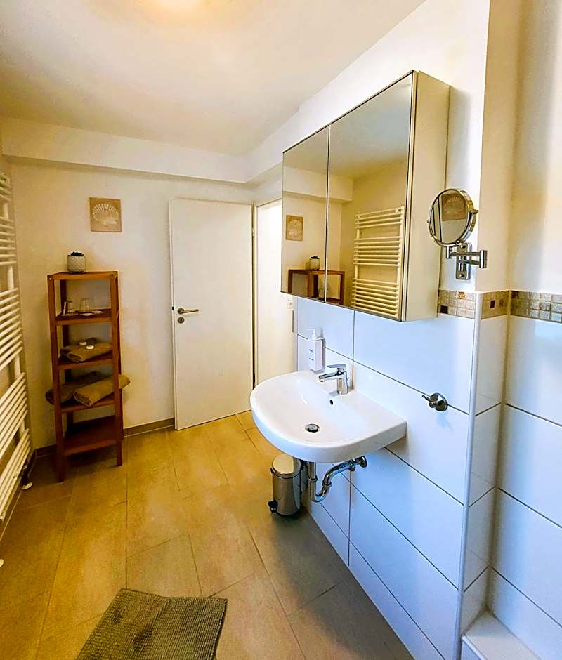 CJS Apartments - Chill or Drive am Nürburgring, new Box Spring Beds, new furniture, free Parking, WLan, TV-Streaming, Quiet Location
