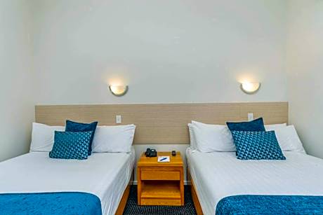 1 King Bed and 2 King Single Beds, Family Room, Non-Smoking