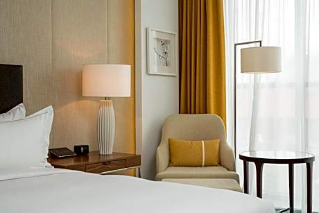 One-Bedroom King Suite - Lounge Access
