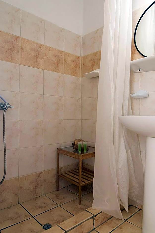 Armadoros Hotel / Ios Backpackers