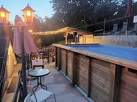 Three-Bedroom Apartment with Living Room