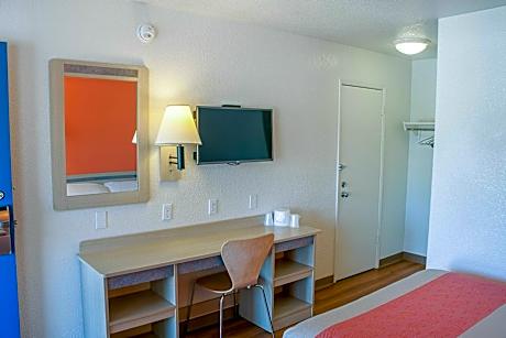 1 Queen Bed |