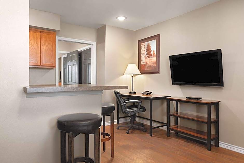 Eagle's Den Suites Cotulla a Travelodge by Wyndham